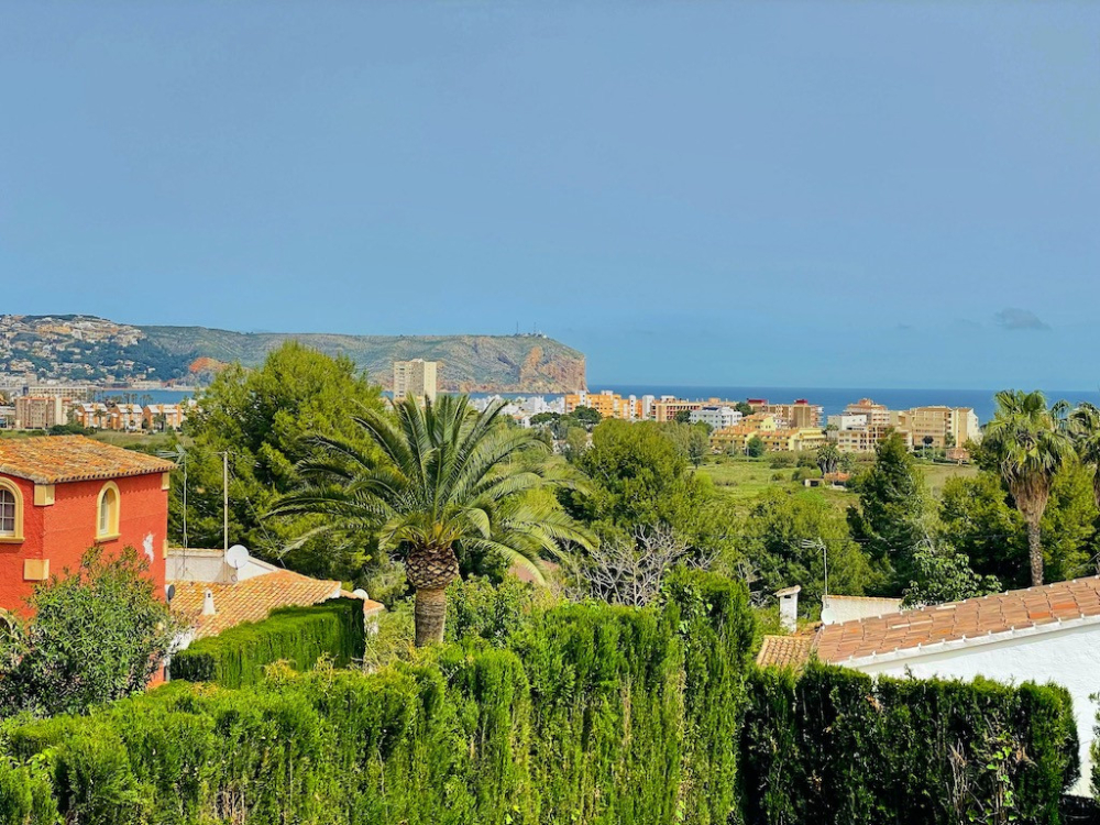 Villa en venta en Javea con vistas al mar y  a pocos minutos a la playa del Arenal.