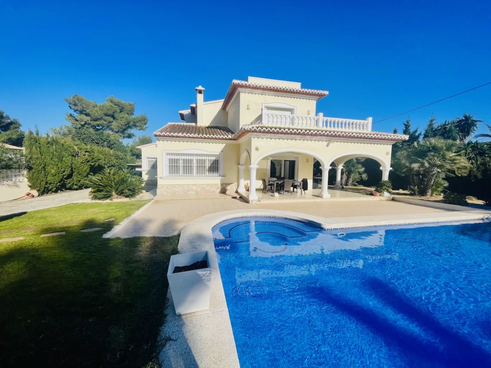 Beautiful Villa for sale in Javea close to services, restaurants and only 15 minutes to the Arenal beach.