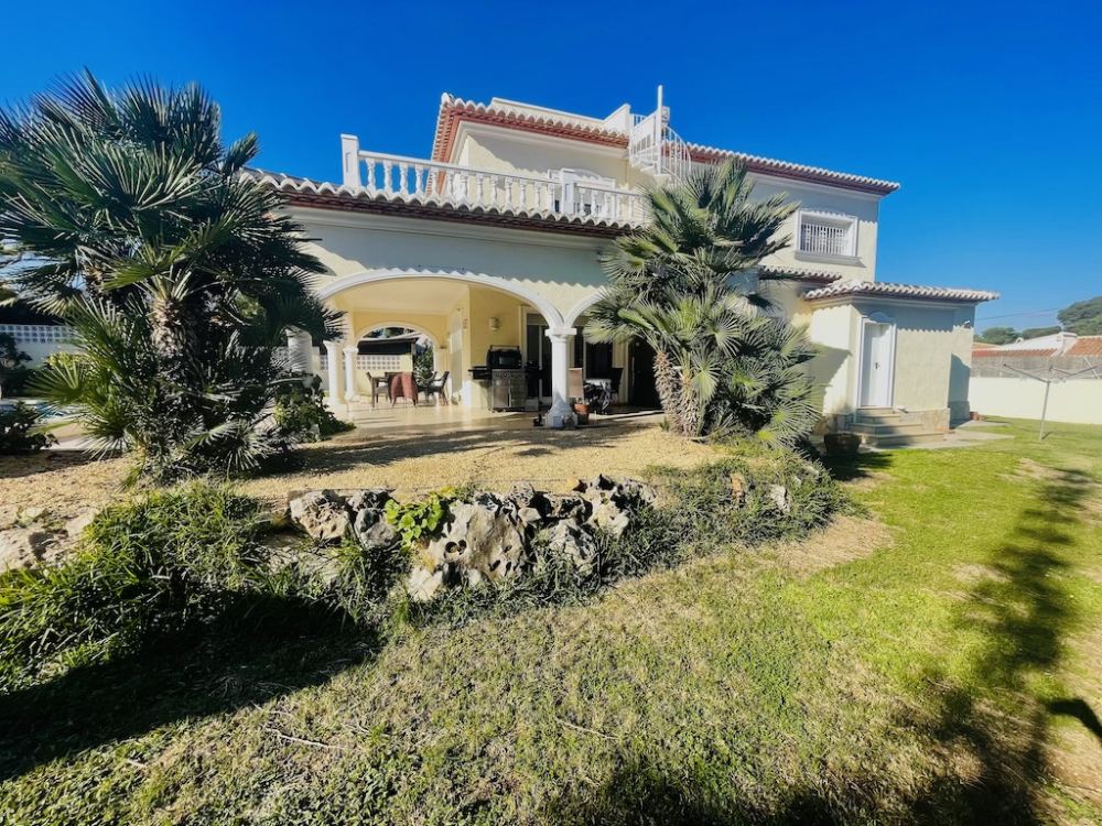 Belle Villa à vendre à Javea à proximité des services, des restaurants et à seulement 15 minutes de la plage Arenal.