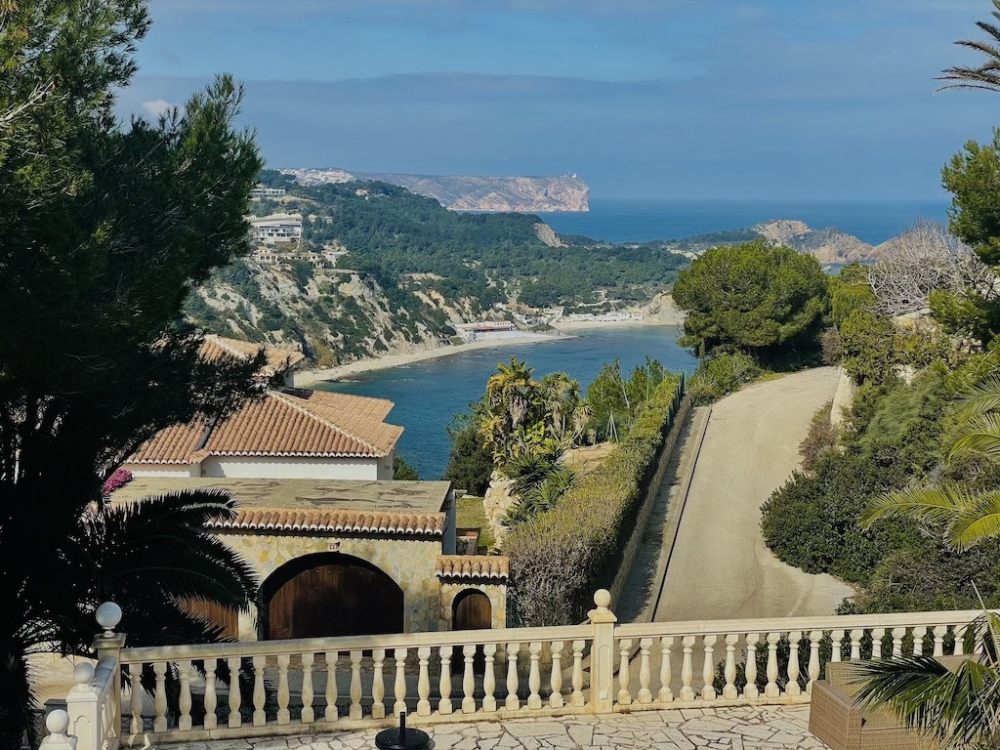 Villa en venta en Javea con preciosas vistas al Mar Mediterraneo y a la playa de la Barraca.