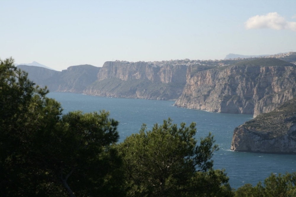 Terrain spectaculaire à vendre dans la région de Javea à Ambolo.