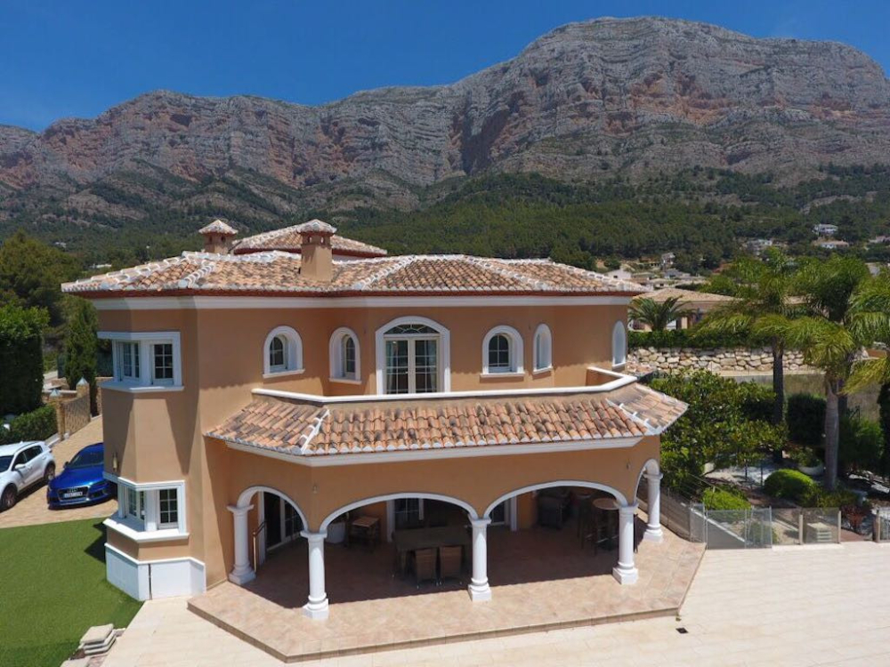 Villa for sale in Jávea in the Montgó area.