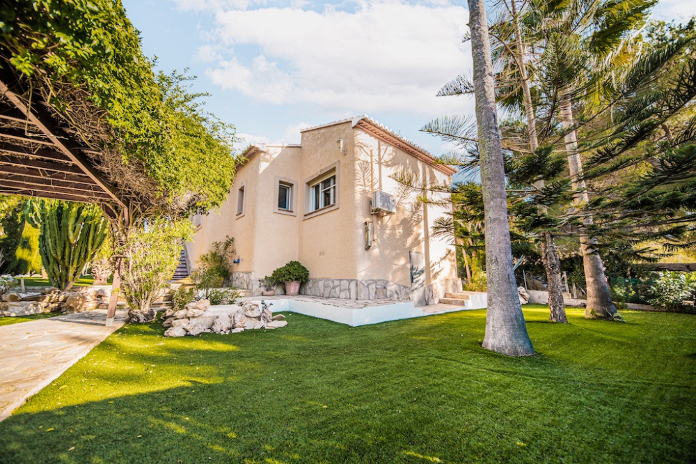 Villa exclusive à vendre à Jávea à quelques minutes de la plage d'Arenal