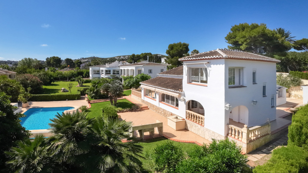 Impresionante villa en venta en Jávea a poca distancia de la playa del Arenal.