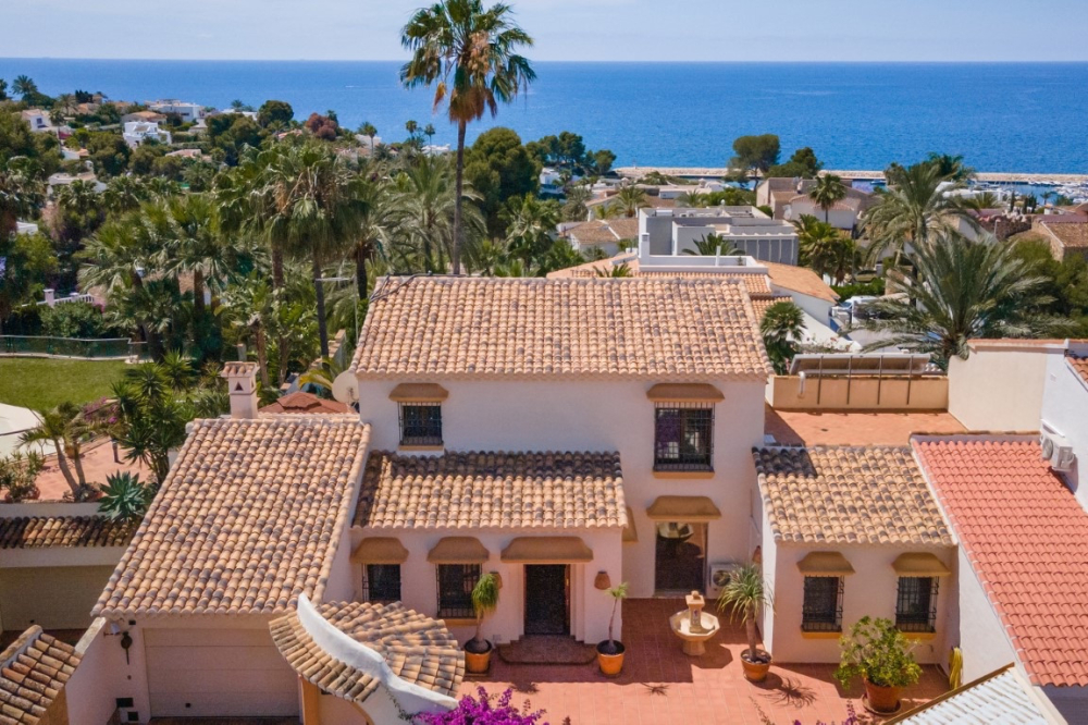 Charmante villa à vendre à Moraira avec une vue magnifique sur la mer.