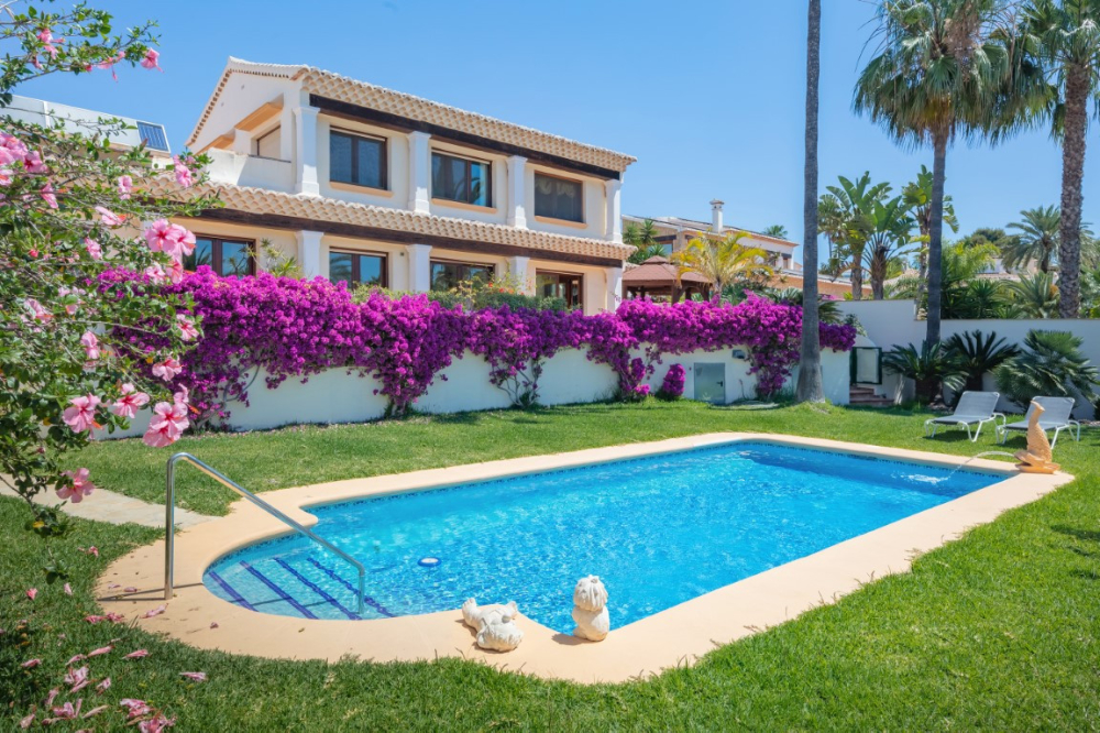 Charmante villa à vendre à Moraira avec une vue magnifique sur la mer.