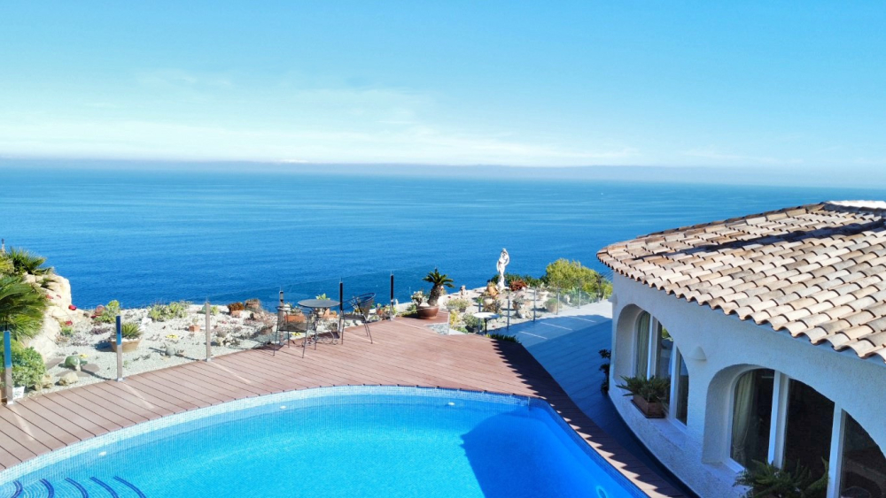 Espectacular Villa en Primera Línea de Mar en Jávea