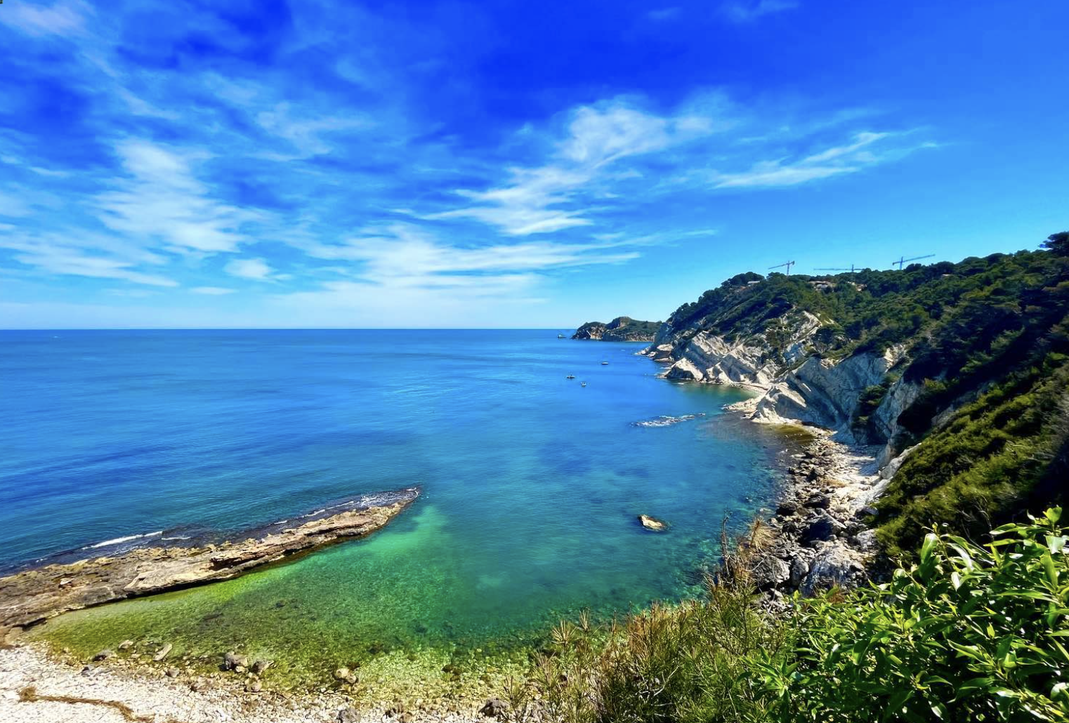 Cala Calablanca en Jávea: Un Paraíso Escondido en la Costa Blanca