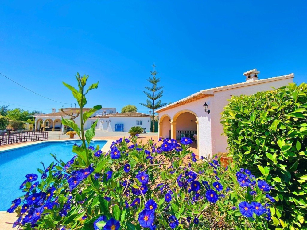 Villa for sale in Javea walking to the village and overlooking Montgo.