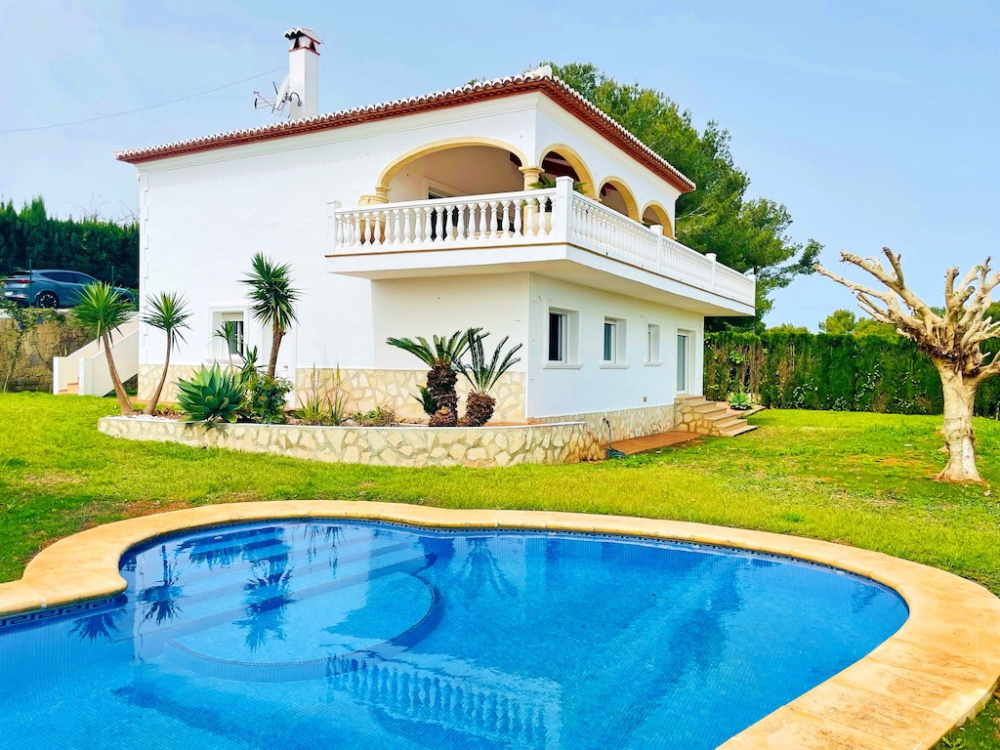 Villa en venta en Javea con vistas al mar y  a pocos minutos a la playa del Arenal.