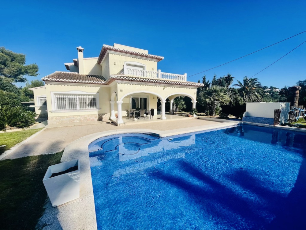 Beautiful Villa for sale in Javea close to services, restaurants and only 15 minutes to the Arenal beach.