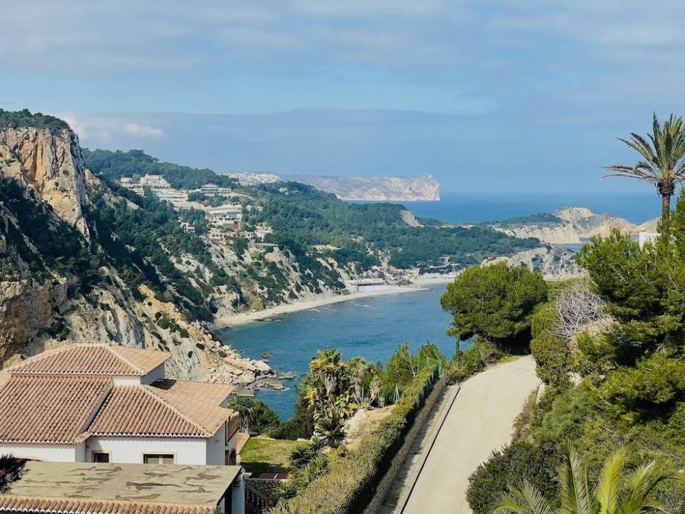 Villa en venta en Javea con preciosas vistas al Mar Mediterraneo y a la playa de la Barraca.