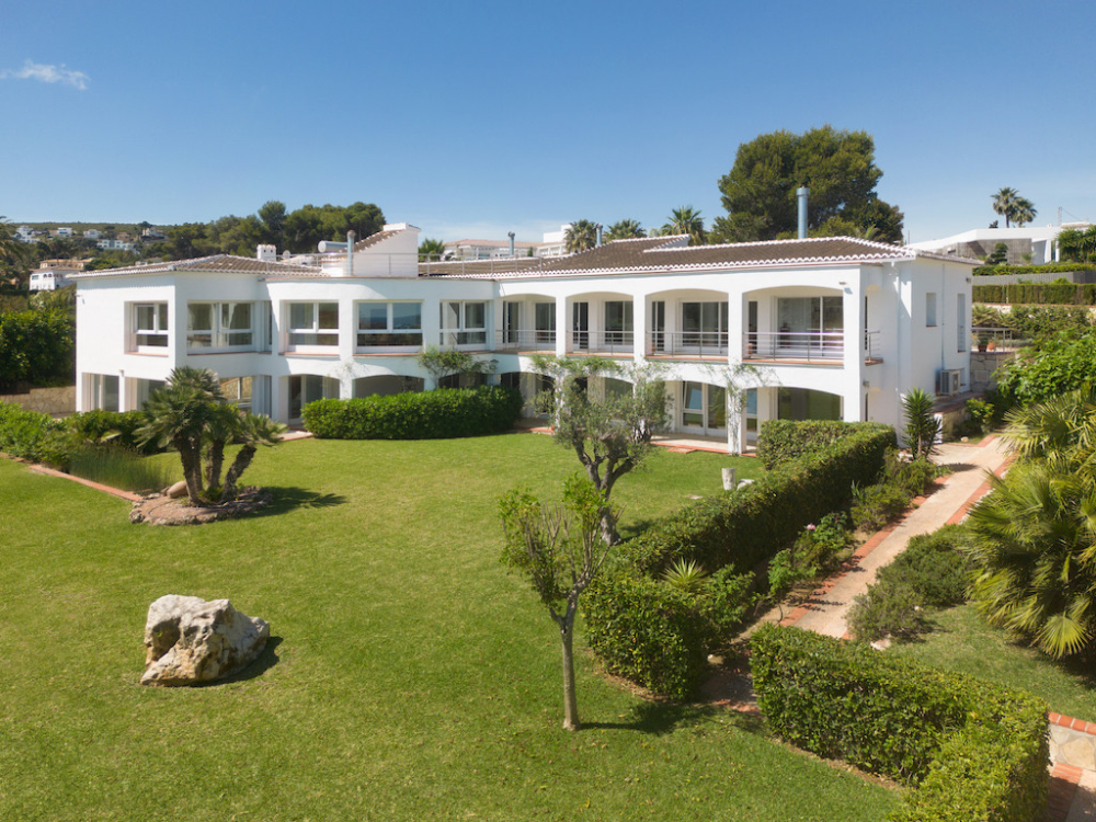 Impressionnante villa à vendre à Jávea, à distance de marche de la plage d'Arenal.