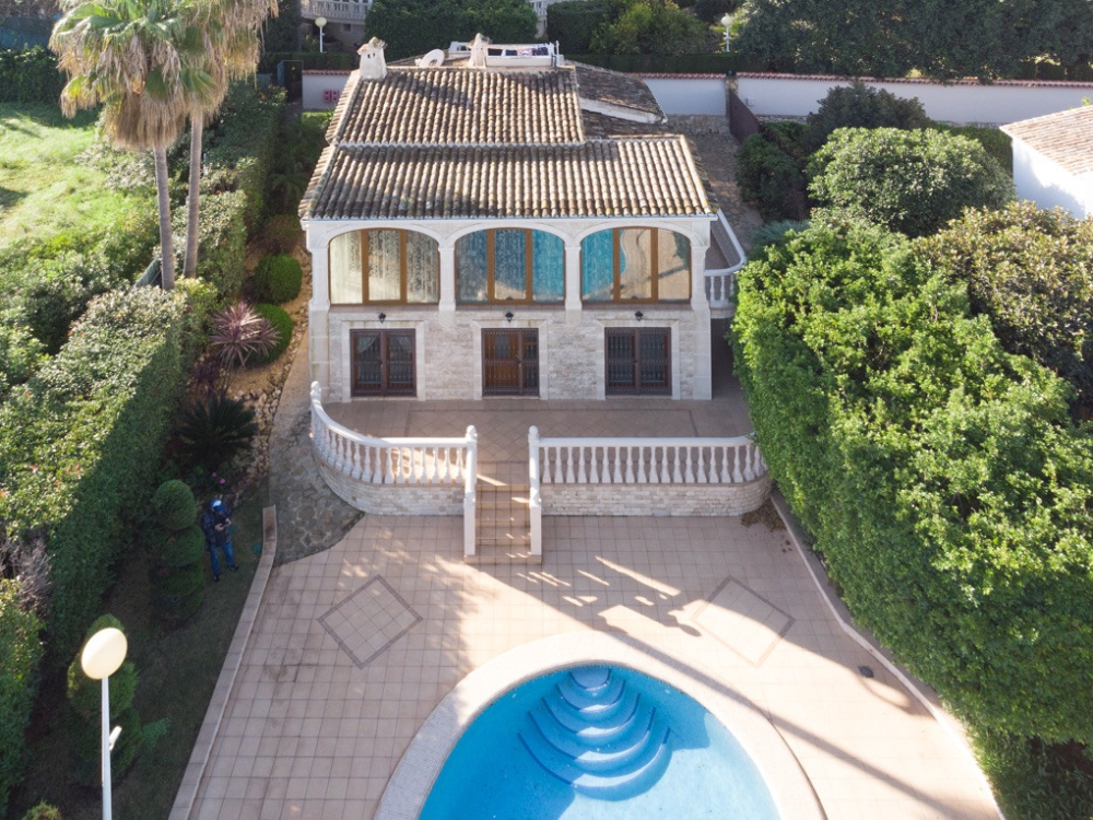 Beautiful Villa for sale in Javea area of Adsubia, close to services, supermarkets and the Arenal Beach.