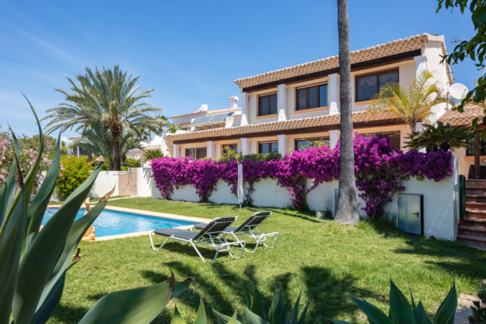 Encantadora villa en venta en Moraira con impresionantes vistas al mar.