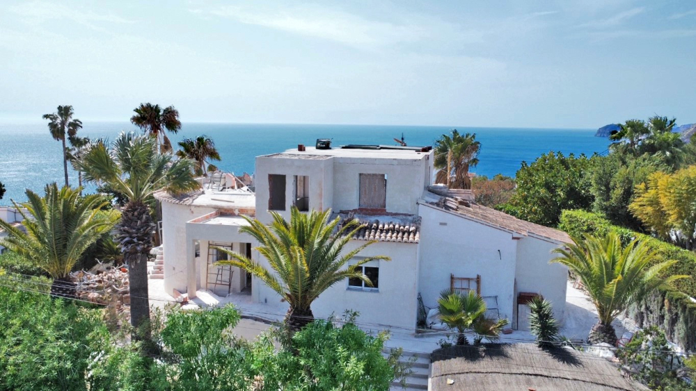 Villa de lujo con diseño mediterráneo en venta en Jávea frente al mar