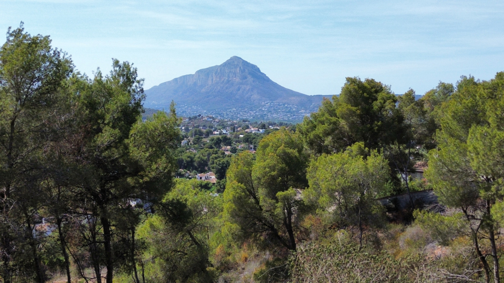 Pack de 2 parcelas en venta en Jávea con vistas al Montgó ya con proyecto y licencia.