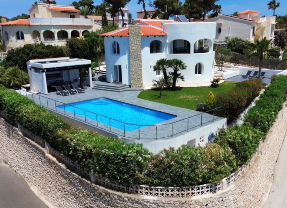 Villa en venta en Javea con increíbles vistas al mar.