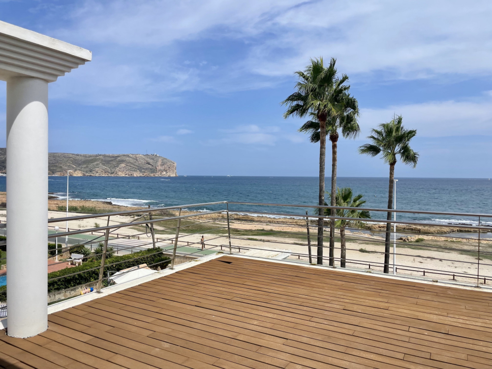 Apartamento en venta en Jávea con vistas al mar en primera linea de playa